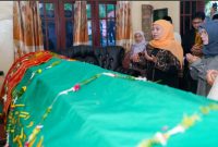 Calon Gubernur Jawa Timur Terpilih, Khofifah Indar Parawansa, saat mendoakn almarhumah Hj. Siti Khadijah, ibunda Prof. Dr. Mahfud MD, sebelum di makamkan (ist)