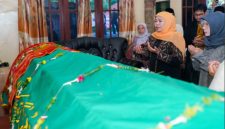 Calon Gubernur Jawa Timur Terpilih, Khofifah Indar Parawansa, saat mendoakn almarhumah Hj. Siti Khadijah, ibunda Prof. Dr. Mahfud MD, sebelum di makamkan (ist)