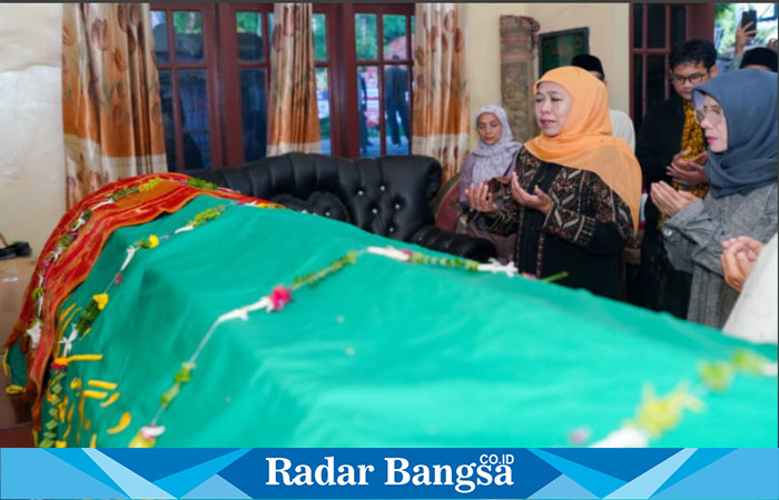 Calon Gubernur Jawa Timur Terpilih, Khofifah Indar Parawansa, saat mendoakn almarhumah Hj. Siti Khadijah, ibunda Prof. Dr. Mahfud MD, sebelum di makamkan (ist)