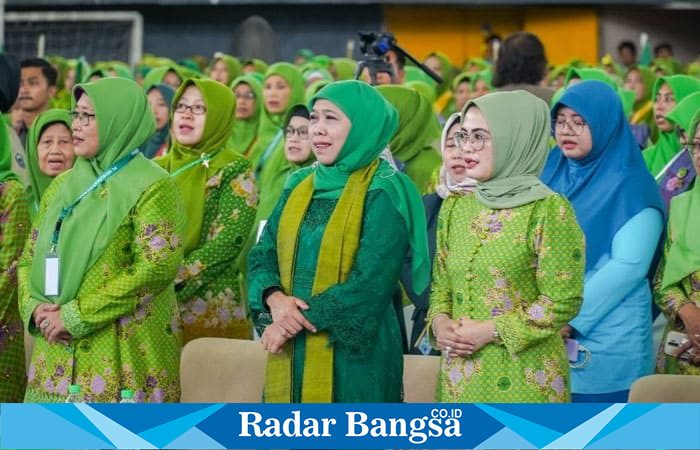 Ketua Umum Pimpinan Pusat Muslimat Nahdlatul Ulama Khofifah Indar Parawansa, menghadiri pelantikan bersama pengurus PAC dan ranting Muslimat NU se-Kabupaten Kediri di GOR Jayabaya (hms)