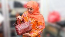 Khofifah Indar Parawansa, calon Gubernur Jawa Timur terpilih, melakukan kunjungan ke sentra produksi kulit di kawasan Tulangan (hms)