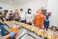 Calon Gubernur Jawa Timur terpilih, Khofifah Indar Parawansa, meninjau pelaksanaan Program MBG di SMPN 1 Candi, Sidoarjo (hms)