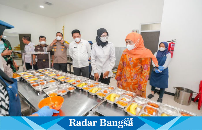 Calon Gubernur Jawa Timur terpilih, Khofifah Indar Parawansa, meninjau pelaksanaan Program MBG di SMPN 1 Candi, Sidoarjo (hms)