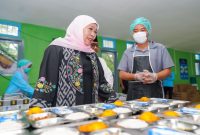 Calon Gubernur Jawa Timur terpilih, Khofifah Indar Parawansa, meninjau pelaksanaan Program Makan Bergizi Gratis di SDN Paterman 1 Modung, Kabupaten Bangkalan (hms)