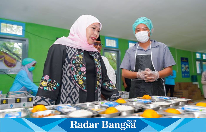 Calon Gubernur Jawa Timur terpilih, Khofifah Indar Parawansa, meninjau pelaksanaan Program Makan Bergizi Gratis di SDN Paterman 1 Modung, Kabupaten Bangkalan (hms)