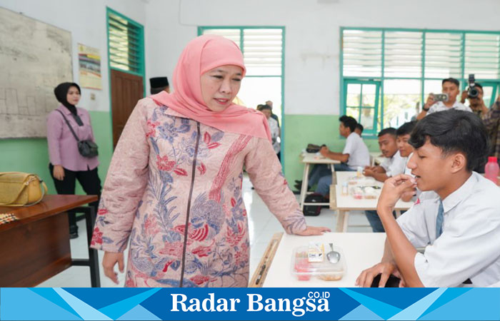 Calon Gubernur Jawa Timur terpilih, Khofifah Indar Parawansa, melakukan peninjauan pada hari pertama pelaksanaan program MBG di jenjang pendidikan menengah di Kota Surabaya (hms)