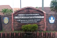 Tampak depan kantor Dinas Pendidikan dan Kebudayaan Kabupaten Indramayu (Dok Jayas)