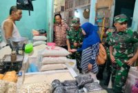 Anggota TNI saat pemantauan harga bahan pokok (ist)