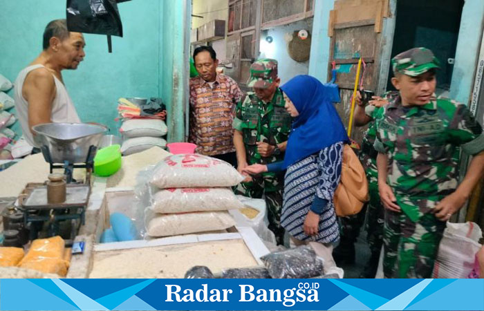 Anggota TNI saat pemantauan harga bahan pokok (ist)