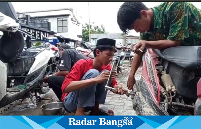 Servis sepeda motor sedang lakukan akibat terkena banjir.(RadarBangsa.co.id).