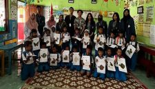 KKN BBK 5 di Desa Sambirejo mengadakan lomba kolase untuk anak TK. Kegiatan ini dilaksanakan sebagai bentuk alternatif belajar-mengajar dan sebagai wadah untuk mengembangkan kreativitas.  Lomba kolase ini mendapatkan antusias yang luar bisa dari para guru dan anak TK. (Sumber Gambar: Dokumentasi Pribadi)
