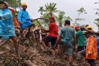 Saat mengevakuasi seluruh korban tanah longsor yang terjadi di Jalan Kendedes I, Desa Ubung Kaja, Denpasar Utara (ist)