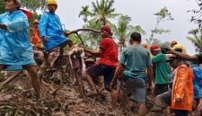 Saat mengevakuasi seluruh korban tanah longsor yang terjadi di Jalan Kendedes I, Desa Ubung Kaja, Denpasar Utara (ist)