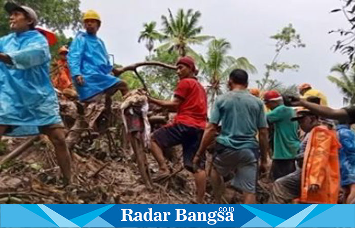 Saat mengevakuasi seluruh korban tanah longsor yang terjadi di Jalan Kendedes I, Desa Ubung Kaja, Denpasar Utara (ist)