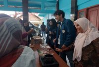 Mahasiswa KKN-BBK 5 Universitas Airlangga bersama Kader PKK Desa Cerme, Ngimbang, Lamongan melaksanakan praktik mengolah limbah minyak jelantah menjadi lilin aromaterapi di Balai Desa Cerme, Ngimbang (Dok Foto KKN-BBK 5 Unair)