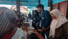 Mahasiswa KKN-BBK 5 Universitas Airlangga bersama Kader PKK Desa Cerme, Ngimbang, Lamongan melaksanakan praktik mengolah limbah minyak jelantah menjadi lilin aromaterapi di Balai Desa Cerme, Ngimbang (Dok Foto KKN-BBK 5 Unair)