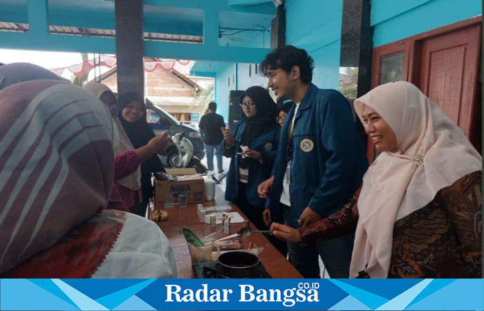 Mahasiswa KKN-BBK 5 Universitas Airlangga bersama Kader PKK Desa Cerme, Ngimbang, Lamongan melaksanakan praktik mengolah limbah minyak jelantah menjadi lilin aromaterapi di Balai Desa Cerme, Ngimbang (Dok Foto KKN-BBK 5 Unair)