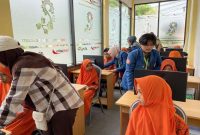 Mahasiswa KKN-BBK 5 Universitas Airlangga saat  mencetuskan program kelas “Smart TIK”  (Dok pribadi)