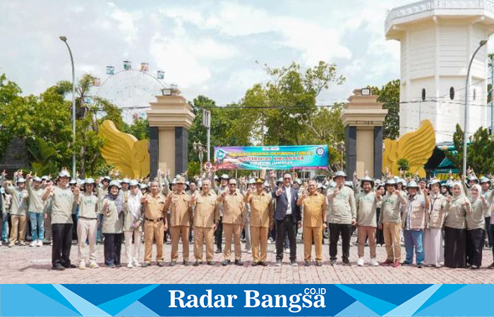 Sekretaris Daerah Kabupaten Lamongan, Moh. Nalikan, pada apel penerimaan mahasiswa BBK 5 Unair yang digelar di halaman Pemkab Lamongan (ist)