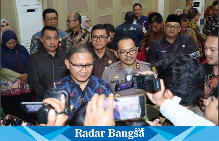 Pj. Walikota Batu Aries Agung Paewai, Kapolres Batu, Kajari Batu, Ketua DPRD Batu, saksikan statemen Pj. Walikota pada awak media (ist)