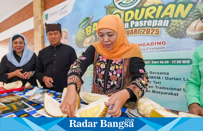  Gubernur Jawa Timur terpilih, Khofifah Indar Parawansa, hadiri kemeriahan Bazar Durian Kecamatan Pasrepan yang digelar di Rest Area Pohgading, Kabupaten Pasuruan (hms)