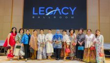 Foto bersama Gubernur Jawa Timur Terpilih, Khofifah Indar Parawansa, meresmikan Han Palace Restaurant dan Legacy Ballroom yang terletak di kawasan Dukuh Pakis (hms)