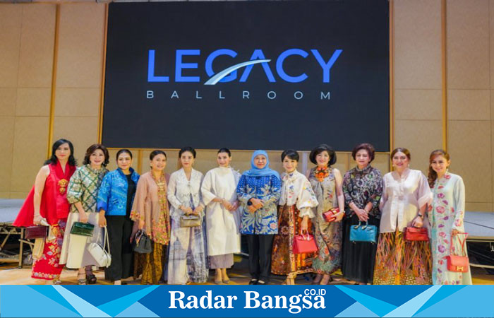 Foto bersama Gubernur Jawa Timur Terpilih, Khofifah Indar Parawansa, meresmikan Han Palace Restaurant dan Legacy Ballroom yang terletak di kawasan Dukuh Pakis (hms)