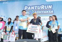 kanan)  Kapolres Lamongan, AKBP Bobby A. Condroputra, S.H., S.I.K., M.Si, saat menyerahkan hadiah (ist)