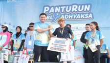 kanan)  Kapolres Lamongan, AKBP Bobby A. Condroputra, S.H., S.I.K., M.Si, saat menyerahkan hadiah (ist)