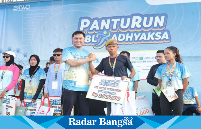 kanan)  Kapolres Lamongan, AKBP Bobby A. Condroputra, S.H., S.I.K., M.Si, saat menyerahkan hadiah (ist)