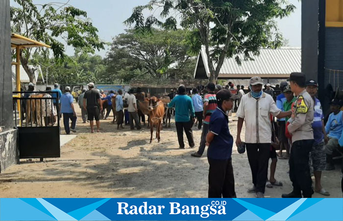 Anggota Polsek Tikung saat berpatroli di Pasar Hewan (IST)