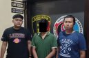 (tengah) Pelaku Judi saat diamakan Polisi (ist)