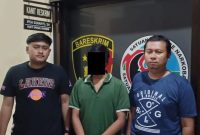 (tengah) Pelaku Judi saat diamakan Polisi (ist)