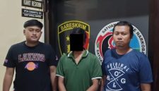 (tengah) Pelaku Judi saat diamakan Polisi (ist)