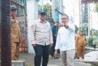 Pj. Walikota Batu AriesAgung Paewai bersama Kadis PUPR Alfi Nurhidayat, tinjau langsung trotoar jalan Trunojoyo (ist)