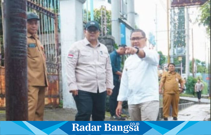 Pj. Walikota Batu AriesAgung Paewai bersama Kadis PUPR Alfi Nurhidayat, tinjau langsung trotoar jalan Trunojoyo (ist)