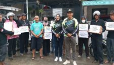 Kades Suyoto bersam perangkat poto bareng usai menyerahkan bantuan korban Banjir. (RadarBangsa.co.id)