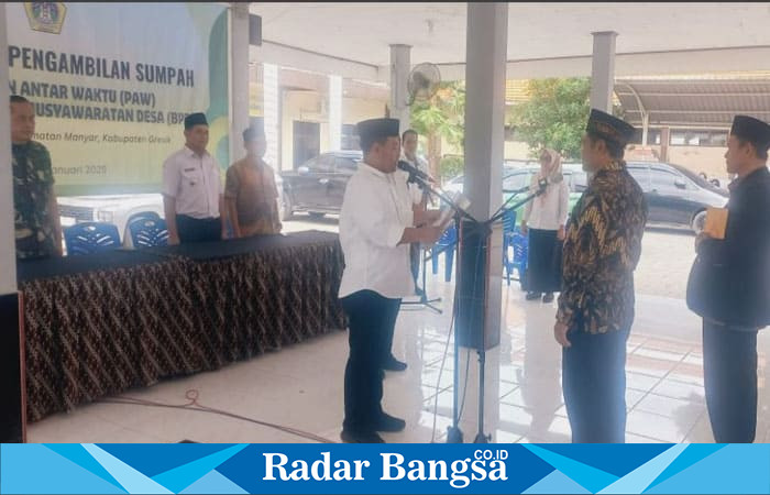 Camat Manyar Hendriawan Susilo saat melantik anggota BPD baru (ist)