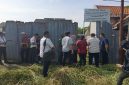 Majelis Hakim PTUN Surabaya yang memeriksa perkara gugatan Bambang Supartono melawan Kepala Kantor Pertanahan Kota Surabaya II melakukan PS di objek sengketa Jalan Gununganyar Emas AA 1/12 A, Rabu (15/1/2025) pagi (Foto : FYW)