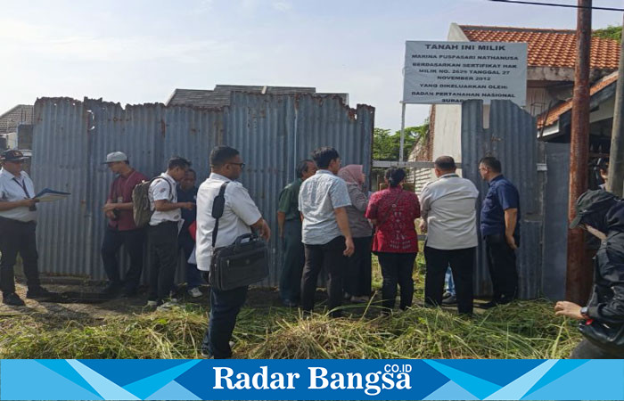 Majelis Hakim PTUN Surabaya yang memeriksa perkara gugatan Bambang Supartono melawan Kepala Kantor Pertanahan Kota Surabaya II melakukan PS di objek sengketa Jalan Gununganyar Emas AA 1/12 A, Rabu (15/1/2025) pagi (Foto : FYW)