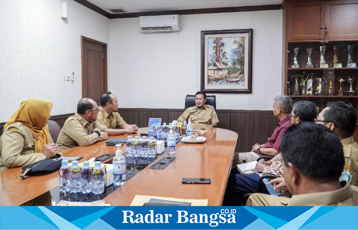 Bupati Lamongan, Yuhronur Efendi, dalam audiensi dengan Universitas Muhammadiyah Gresik di Ruang Kerja Bupati, Senin (6/1/2024) (ist)