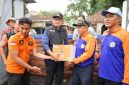 Bupati Lamongan Yuhronur Efendi, yang akrab disapa Pak Yes, menyalurkan bantuan kepada masyarakat terdampak luapan Sungai Bengawan Solo (ist)