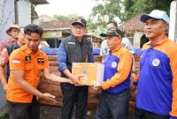 Bupati Lamongan Yuhronur Efendi, yang akrab disapa Pak Yes, menyalurkan bantuan kepada masyarakat terdampak luapan Sungai Bengawan Solo (ist)