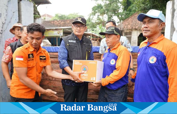 Bupati Lamongan Yuhronur Efendi, yang akrab disapa Pak Yes, menyalurkan bantuan kepada masyarakat terdampak luapan Sungai Bengawan Solo (ist)