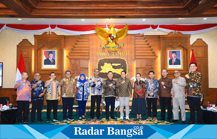 Pj Gubernur Jawa Timur, Adhy Karyono, bersama Pj. Gubernur DKI Jakarta, Teguh Setyabudi, melakukan penandatanganan adendum kesepakatan bersama antara Pemprov Jatim dan Pemprov DKI (hms)