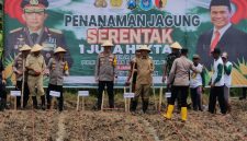 Kapolres Lamongan, AKBP Bobby A. Condroputra, S.H., S.I.K., M.Si, bersama Bupati Lamongan, Dr. H. Yuhronur Efendi, M.BA, M.EK, hadiri penanaman jagung yang efektif bertempat di lahan sawah belakang Mako Polsek Tikung (ist)