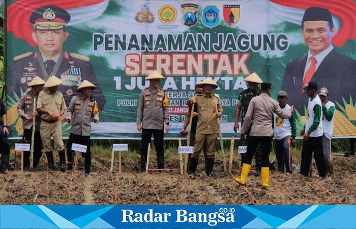 Kapolres Lamongan, AKBP Bobby A. Condroputra, S.H., S.I.K., M.Si, bersama Bupati Lamongan, Dr. H. Yuhronur Efendi, M.BA, M.EK, hadiri penanaman jagung yang efektif bertempat di lahan sawah belakang Mako Polsek Tikung (ist)