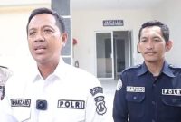 (Seragam putih) Kasi Humas Polres Lamongan, Ipda M. Hamzaid, S.Pd (ist)