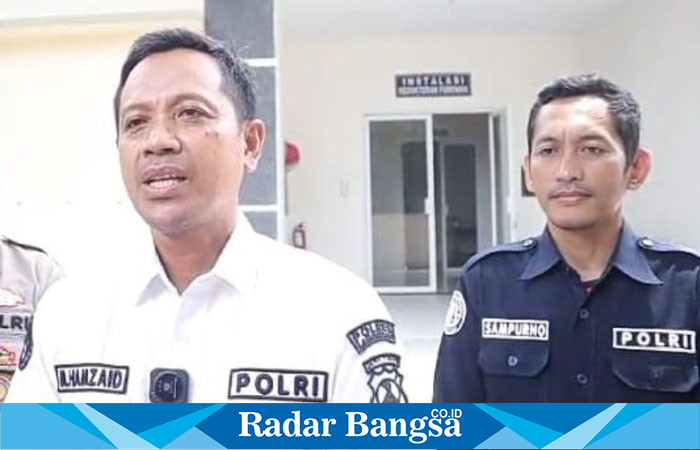 (Seragam putih) Kasi Humas Polres Lamongan, Ipda M. Hamzaid, S.Pd (ist)