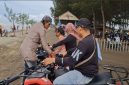 Rina bersam ornga tua naik ATV, di pantai wisata kemangi Kangkung Kendal.(RadarBangsa.co.id)